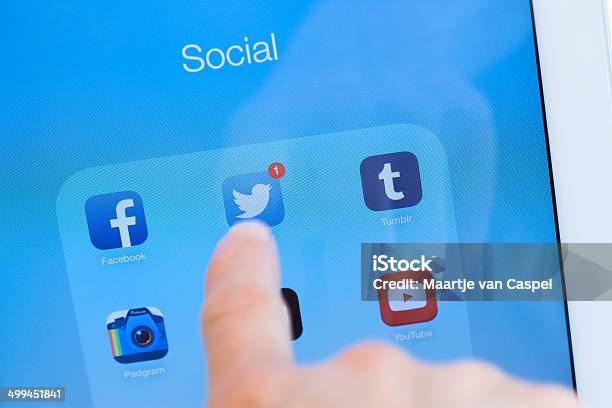Ipad Airfinger Berühren Twitter App Nahaufnahme Stockfoto und mehr Bilder von Blau - Blau, Brand Name Online Messaging Platform, Computer