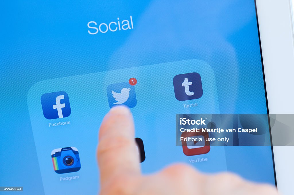 iPad Air-Finger touching Twitter aplicación, primer plano - Foto de stock de Aplicación para móviles libre de derechos