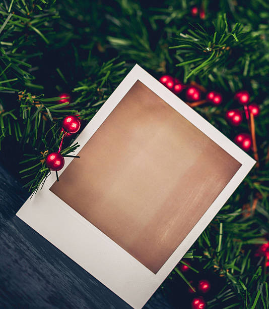 evergreen grinalda de natal com moldura de foto em branco para cartão de natal - natal fotos imagens e fotografias de stock