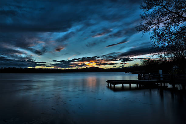 pôr do sol sobre o lago de varese - varese - fotografias e filmes do acervo