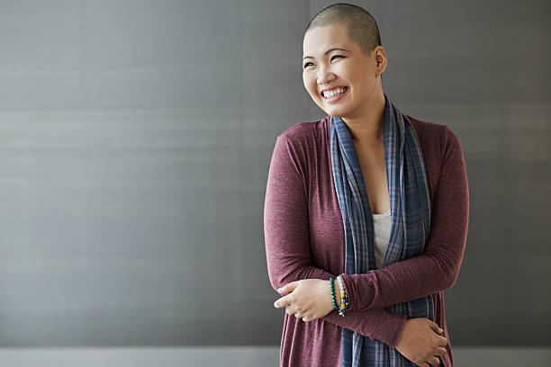 breast cancer survivor - kaal geschoren hoofd stockfoto's en -beelden