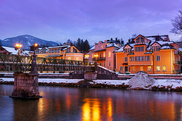 centre de villégiature avec spa à bad ischl autriche au coucher du soleil - ski resort austria village winter photos et images de collection