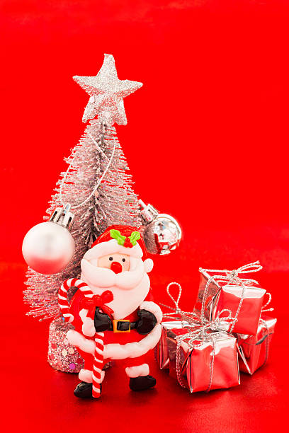 istock Santa and snow christmas tree 499462672