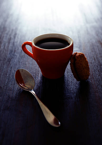 orange caneca com café, colher de chá e cookies de mesa - black coffee coffee single object drink - fotografias e filmes do acervo