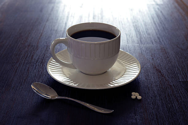 café, caneca branca, pires, colher de chá de açúcar sobre a mesa 2 - black coffee coffee single object drink - fotografias e filmes do acervo