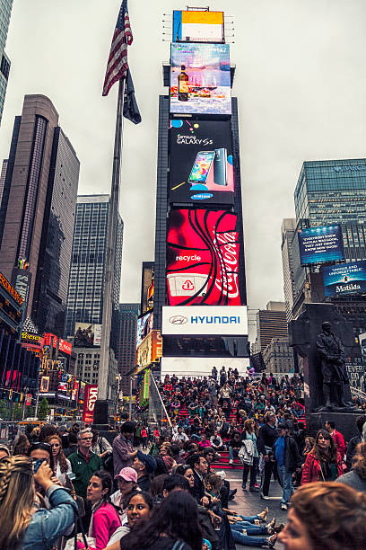 times square panneau d'affichage sur les bâtiments - times square flash photos et images de collection