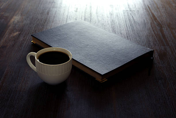 branco, xícara de café e preto livro na mesa - black coffee coffee single object drink - fotografias e filmes do acervo