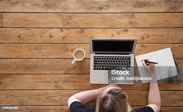 Praca Na Laptopa Z Wyżej - zdjęcia stockowe i więcej obrazów Biurko - Biurko, Biuro, Biznes