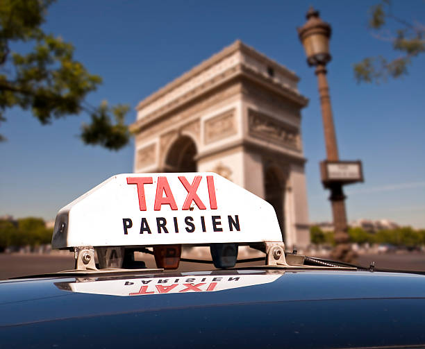 istock Parisian taxi, triumphal arch, Paris 499464191