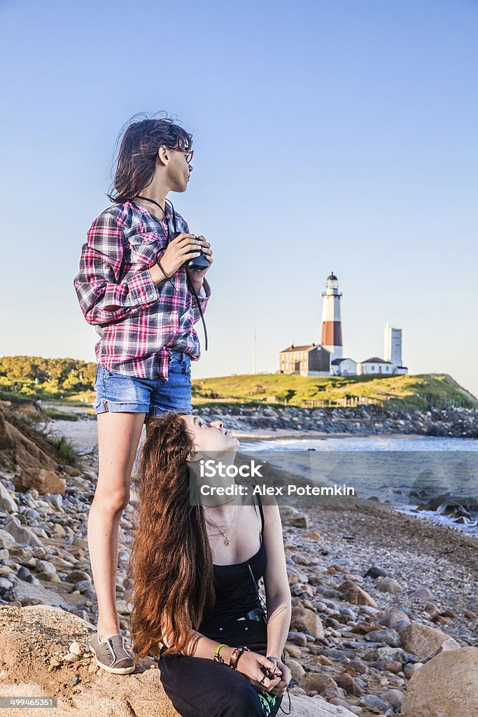 Zwei Schwestern, ein teenager-Mädchen mit Fernglas, erkunden Sie das Meer - Lizenzfrei Bundesstaat New York Stock-Foto