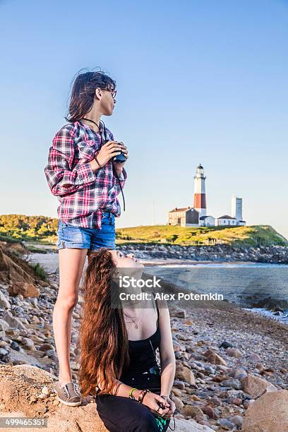 Zwei Schwestern Ein Teenagermädchen Mit Fernglas Erkunden Sie Das Meer Stockfoto und mehr Bilder von Bundesstaat New York