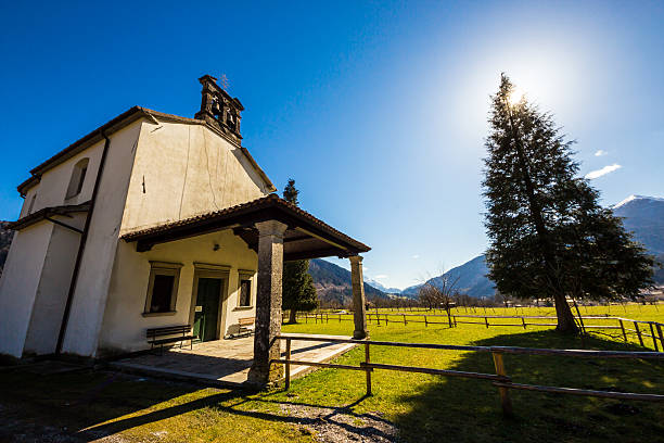kirche in der meadows der alpen - autumn clock roof colors stock-fotos und bilder