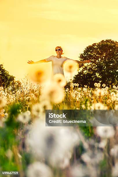 Diversión Foto de stock y más banco de imágenes de Flor - Flor, Mujeres, 30-39 años