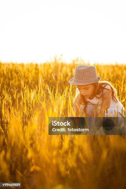 Foto de Menina Em Trigo e mais fotos de stock de Beleza natural - Natureza - Beleza natural - Natureza, Brincalhão, Brincar