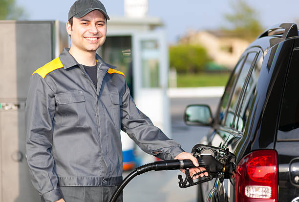 человек, работающих на азс - gas fuel pump labeling fuel and power generation стоковые фото и изображения