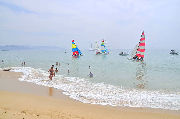 żeglarstwo łodzi są gotowe do biegu - regatta sports race sailing nautical vessel zdjęcia i obrazy z banku zdjęć