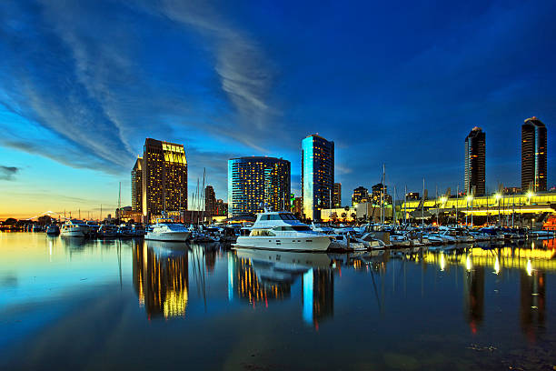 bela vista do horizonte de san diego ao pôr do sol no porto - san diego california skyline california san diego bay imagens e fotografias de stock