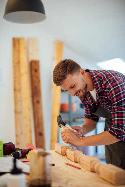 jovem macho carpenter trabalhando em um projeto em seu ateliê. - multi tasking craftsperson work tool men - fotografias e filmes do acervo