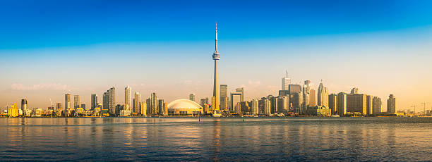 восход солнца в торонто центр города небоскребы cn tower панорама канаде и видом на береговую линию - vibrant color clear sky reflection summer стоковые фото и изображения