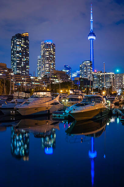 lanchas iates na marina harbor waterfront apartamento highrises toronto, canadá - toronto waterfront commercial dock canada - fotografias e filmes do acervo