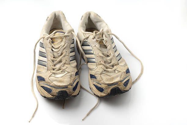 오래된 스포츠 신발도 - untied pair sports shoe shoe 뉴스 사진 이미지