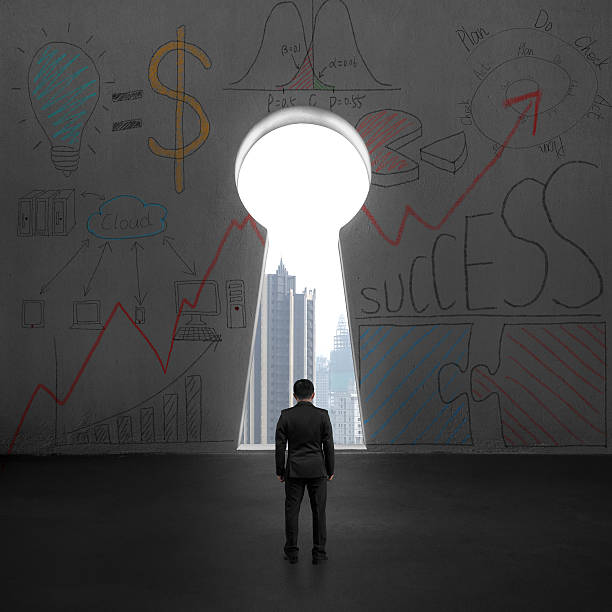 istock Standing and facing key shape hole with city view 499491189