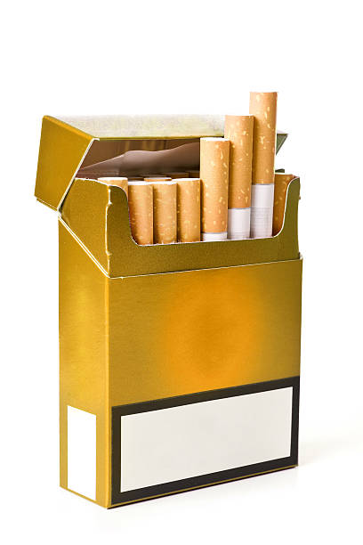packung zigaretten und zigaretten herausstrecken - cigarette pack stock-fotos und bilder