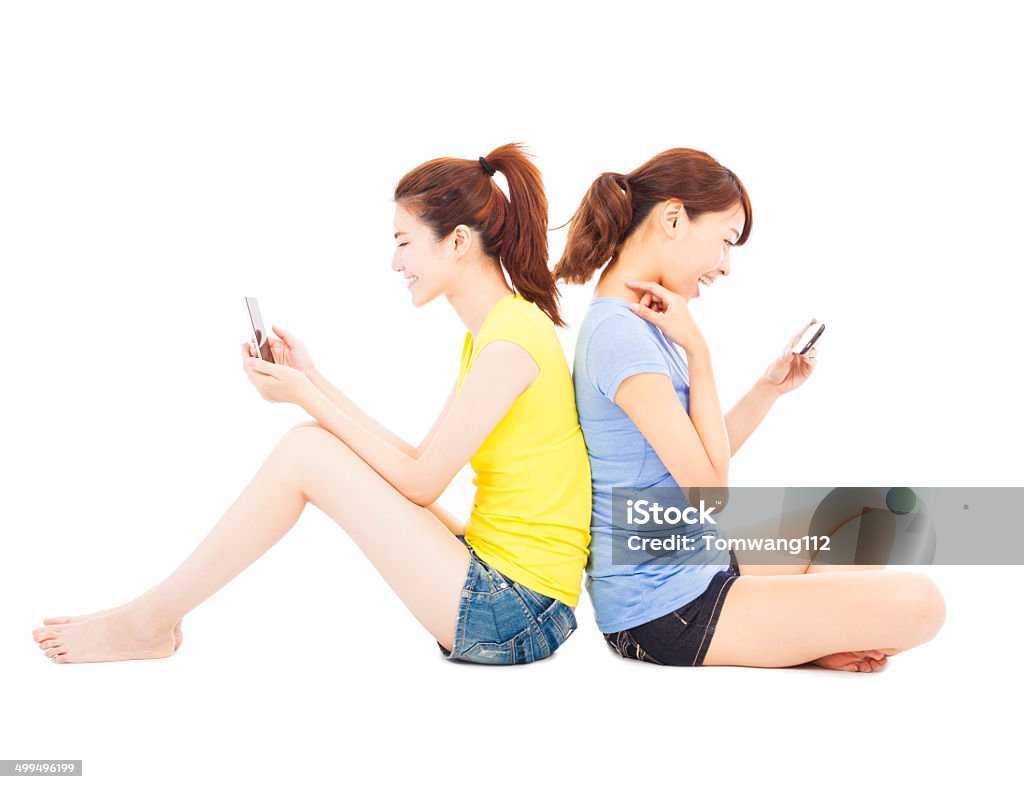 Dois feliz bonita mulher Jogando Telefone Inteligente - Royalty-free Adolescente Foto de stock