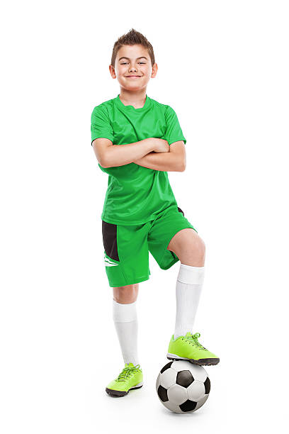 standing jeune footballeur avec ballon de football - white green indoors studio shot photos et images de collection