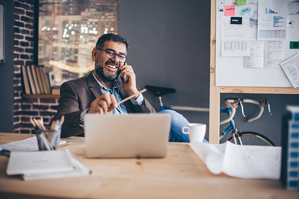 hombre trabajando en oficina moderna. - trabajo freelance fotografías e imágenes de stock