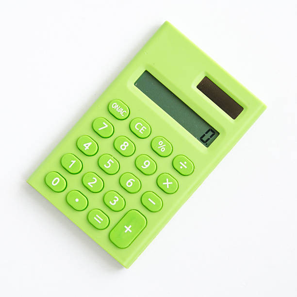 verde monada calculadora sobre fondo blanco - calculadora fotografías e imágenes de stock