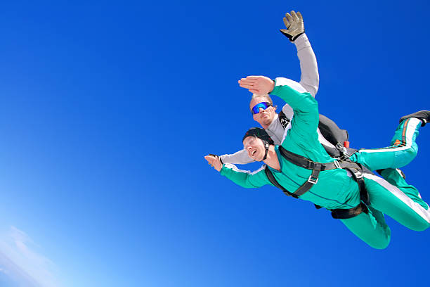 tandem de skydiving - skydiving tandem parachute parachuting imagens e fotografias de stock
