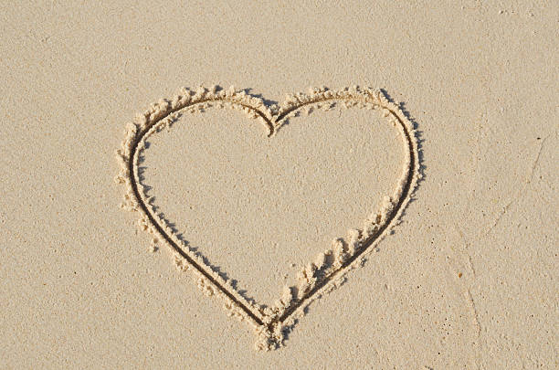 símbolo en forma de corazón en la playa extracción - sandy brown fotos fotografías e imágenes de stock