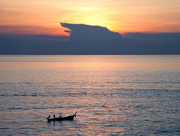 tailandês barco de pesca no pôr do sol - thailand beach nautical vessel phuket province imagens e fotografias de stock