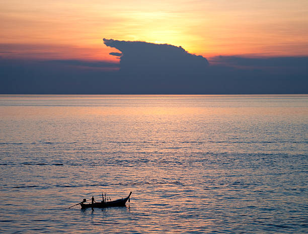 тайской рыбацкой лодке на закате - thailand beach nautical vessel phuket province стоковые фото и изображения