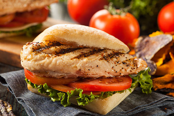 saudável sanduíche de frango grelhado - grilled chicken fotos imagens e fotografias de stock