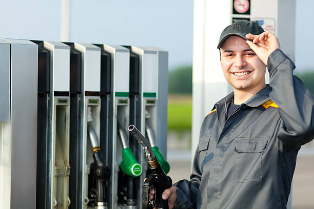 uomo che tiene un ugello carburante - gas fuel pump labeling fuel and power generation foto e immagini stock