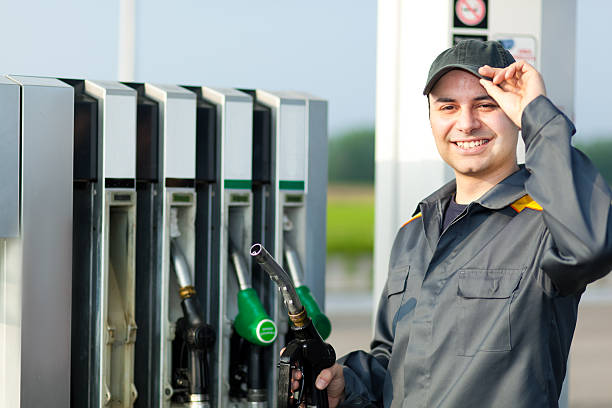 человек, держащий топлива сопло - gas fuel pump labeling fuel and power generation стоковые фото и изображения