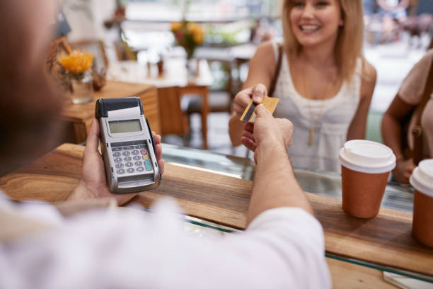 cliente pagar a un café con tarjeta de crédito - delicatessen small business cafeteria bar counter fotografías e imágenes de stock