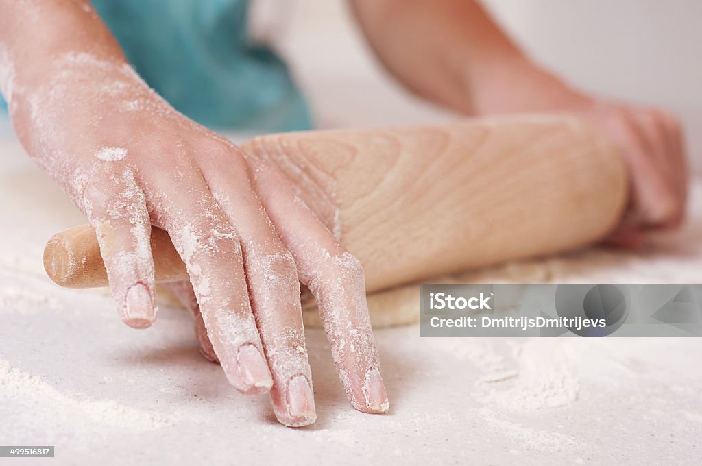 Mulher mãos mistura de massa na mesa - Royalty-free Adulto Foto de stock