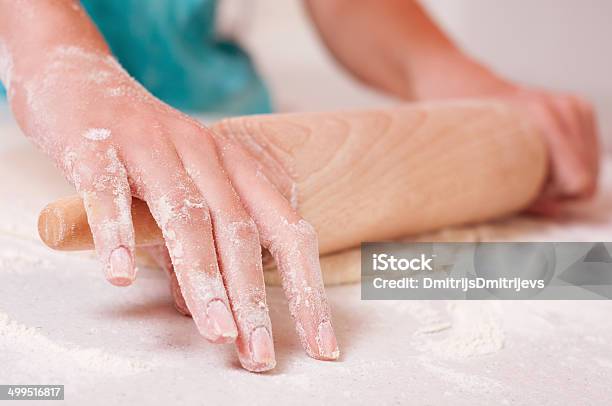 Mulher Mãos Mistura De Massa Na Mesa - Fotografias de stock e mais imagens de Adulto - Adulto, Comida, Cozinha