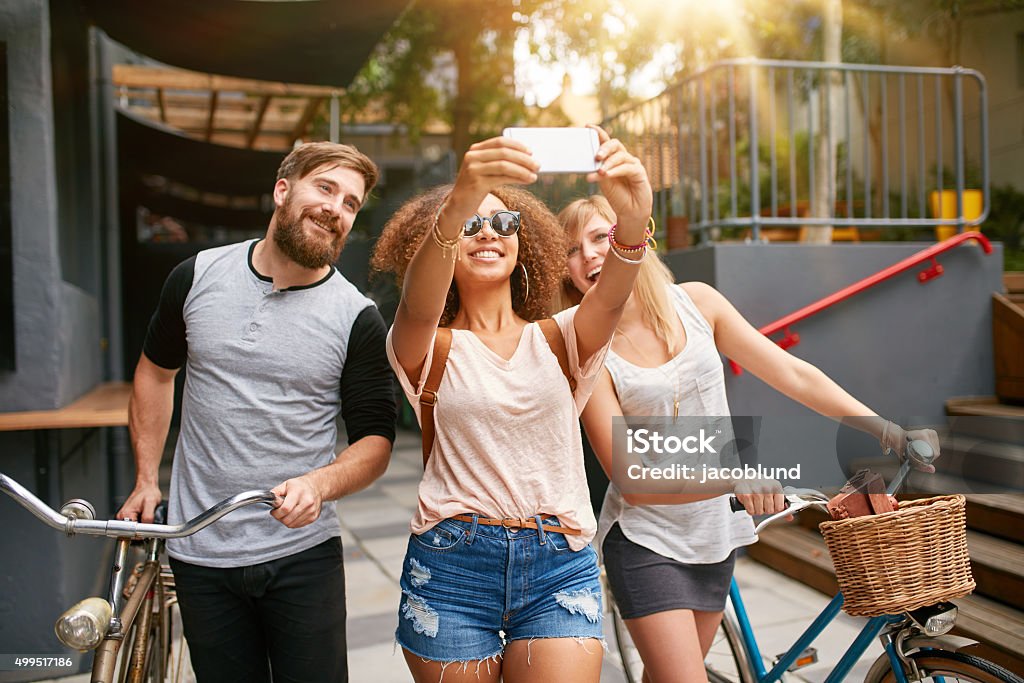 Junge Frau nehmen selfie mit Freunden - Lizenzfrei Afro-amerikanischer Herkunft Stock-Foto
