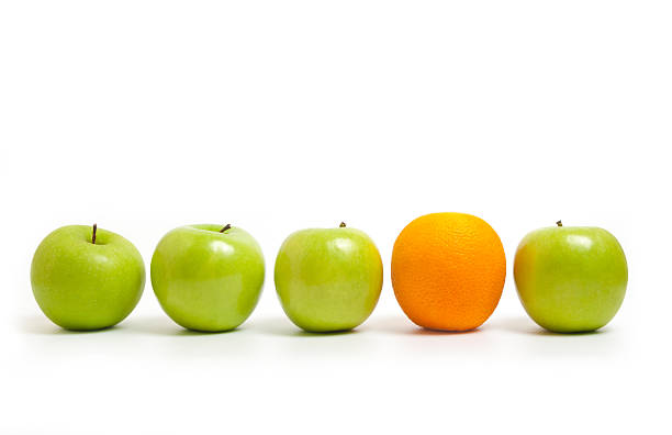 comparação de maçãs para as laranjas - apple orange comparison individuality imagens e fotografias de stock