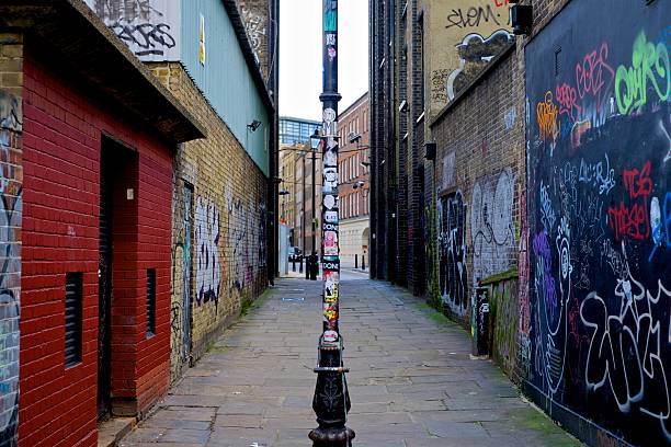 london alleyway recouvert de grafitti - east london photos et images de collection