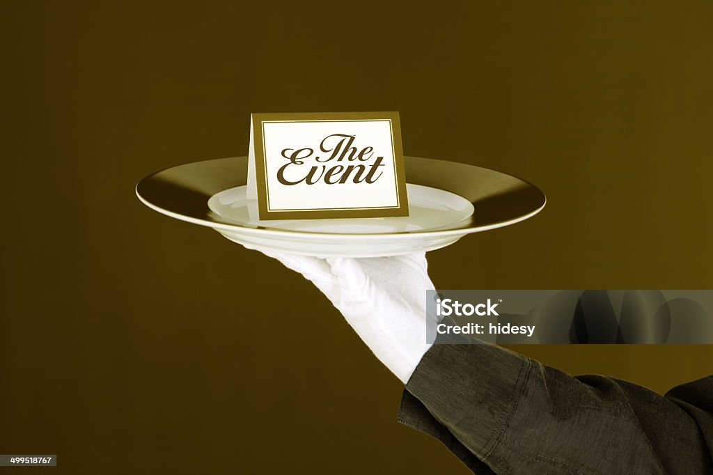 El evento de tarjeta de camarero con plato de - Foto de stock de Vestirse formal libre de derechos