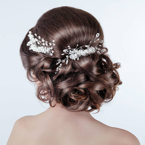 brun coiffure. brunette petite fille avec une coiffure frisée - bouclette de cheveux photos et images de collection