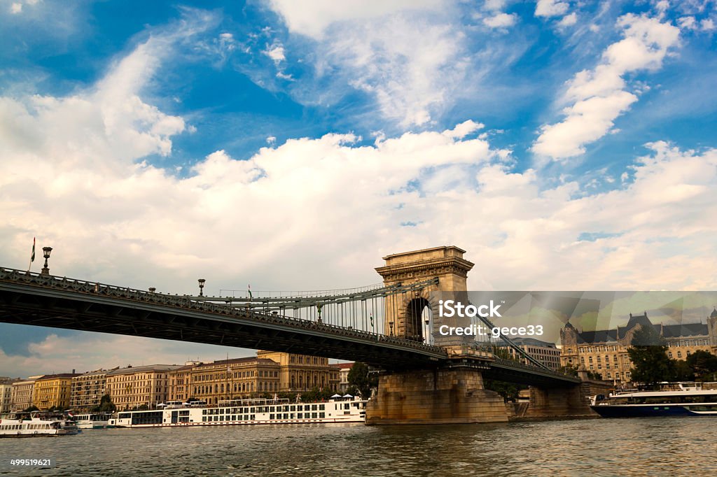 Ponte delle catene e edifici storici - Foto stock royalty-free di Affari finanza e industria