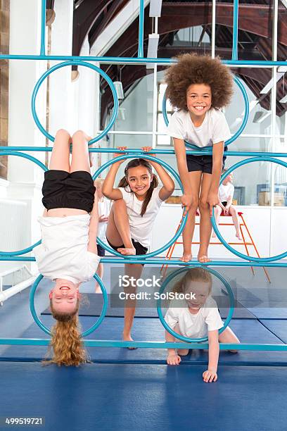 A Scuola Educazione Fisica - Fotografie stock e altre immagini di Edificio scolastico - Edificio scolastico, Educazione, Bambino