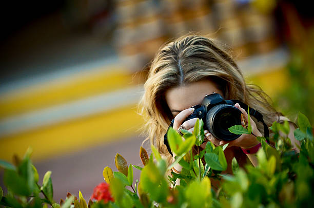 paparazzi turista - big hair blond hair frizzy women foto e immagini stock