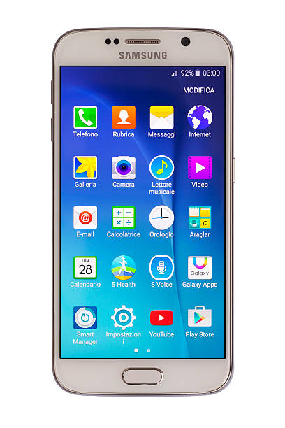 samsung s6 (lingua italiana - editorial concepts and ideas retail place store foto e immagini stock